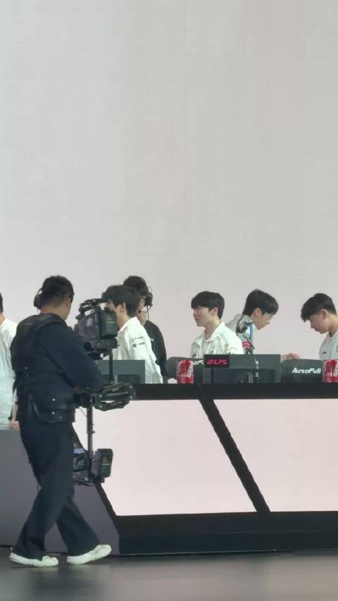 AL赢下比赛!Rookie把晶石交给Shanks