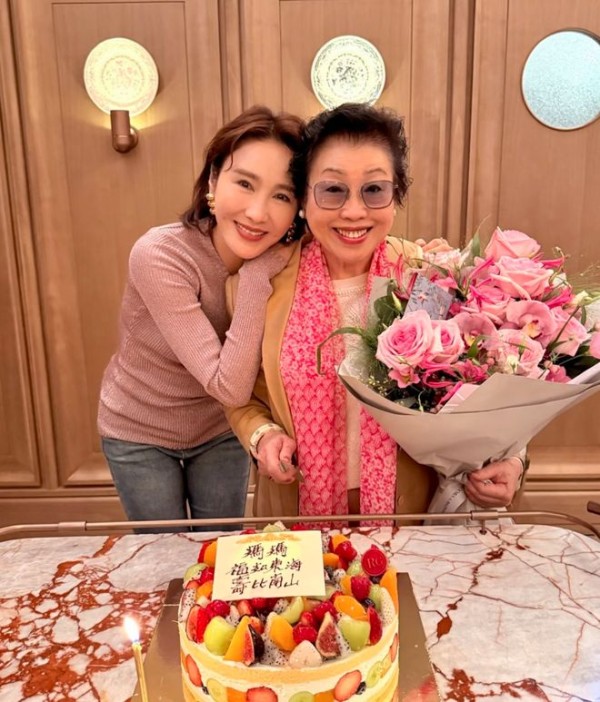 54岁黎姿为母庆生!一家四口温馨同框,残疾弟弟罕见露面状态超赞