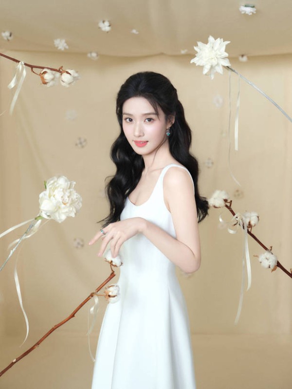 卢昱晓一袭白裙清纯甜美。