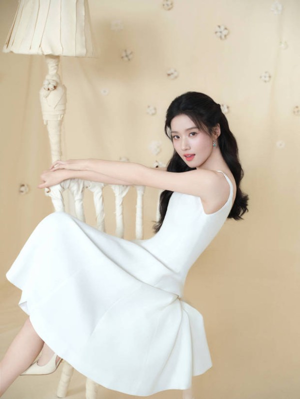 卢昱晓手持花枝。