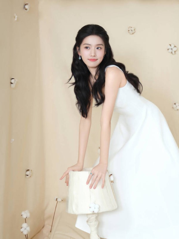 卢昱晓四肢纤细。