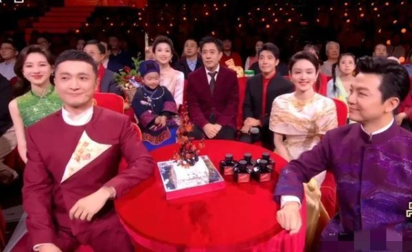 元宵晚会主持人状态有变化!龙洋调整了眼妆,就差马凡舒换发型了