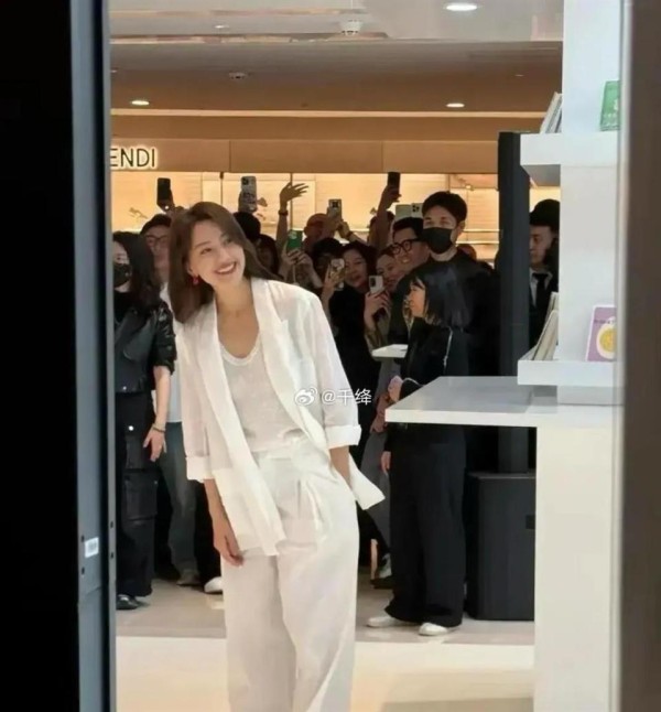 高圆圆商场里被偶遇网友又高又瘦，不亲眼见到不敢相信这么美