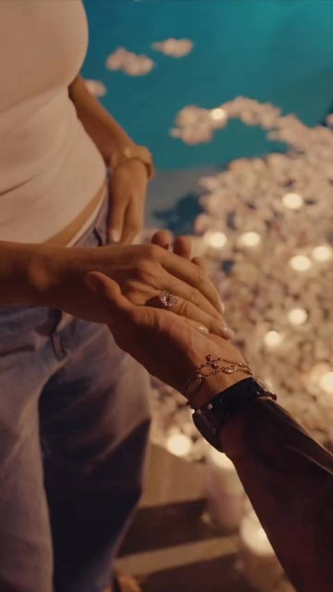 萨巴伦卡更新社媒晒出视频，同意男友的求婚 You & me， forever