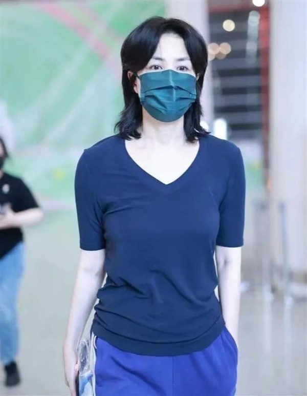 56岁王菲与刘嘉玲在豪宅聚会，素颜短发穿一身黑出镜，美得似少女