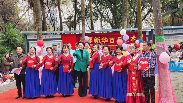 展现成都女性的风采,这场公益演出在新华公园举行