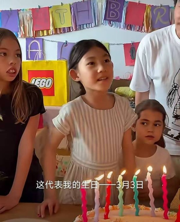 陈冠希女儿Alaia笑容灿烂。