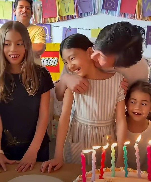 陈冠希亲吻女儿，父女俩笑的甜蜜。