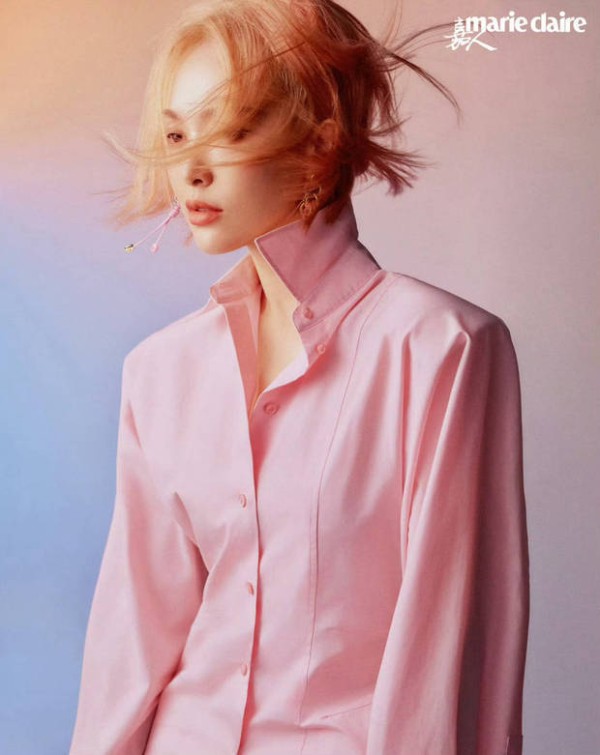 唐嫣穿粉色衬衫。