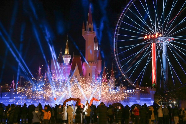 北京：游乐园里闹元宵 古韵新潮乐团圆