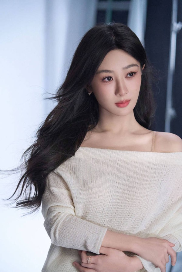 杨紫穿露肩针织衫显随性。