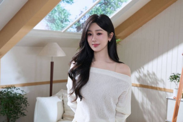 杨紫侧颜浅笑，清新治愈。