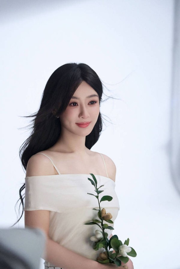 搜狐娱乐讯 近日，杨紫多套写真曝光。她穿露肩针织衫、新中式纱衣等，气质温婉又灵动，风格多变。