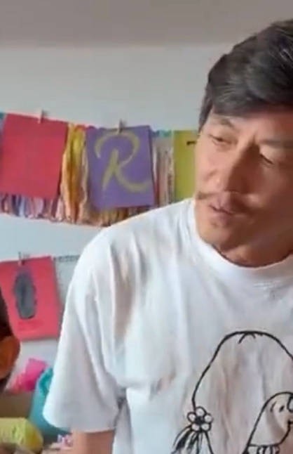 陈冠希戴围巾，笑容显沧桑。