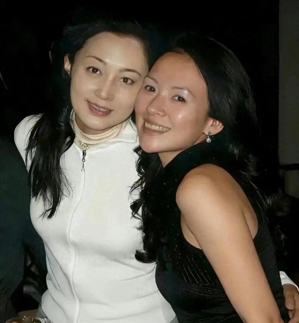 陈红和章子怡旧照，看样子喝的不少，但是也真美，真实的美！