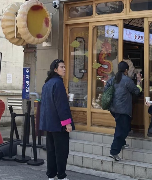 萧敬腾夫妇韩国逛街被偶遇！穿国风装太惹眼，丁克3年生活超潇洒