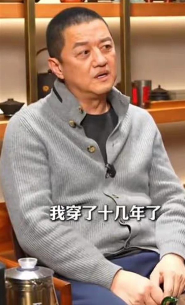 北京偶遇李亚鹏，身上裤子鞋子都已经很旧没老婆越来越不打扮自己