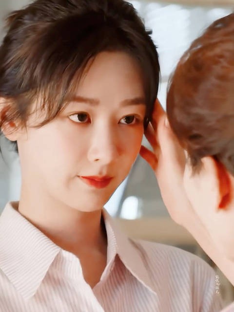 杨紫素颜出演14岁董竹君获后人支持，苦练方言还原角色灵魂