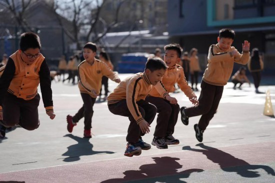 在北京第二实验小学，学生们正在操场上进行锻炼。新华社记者 谢晗 摄