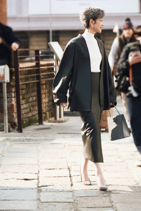 叶童穿大衣气质高挺。