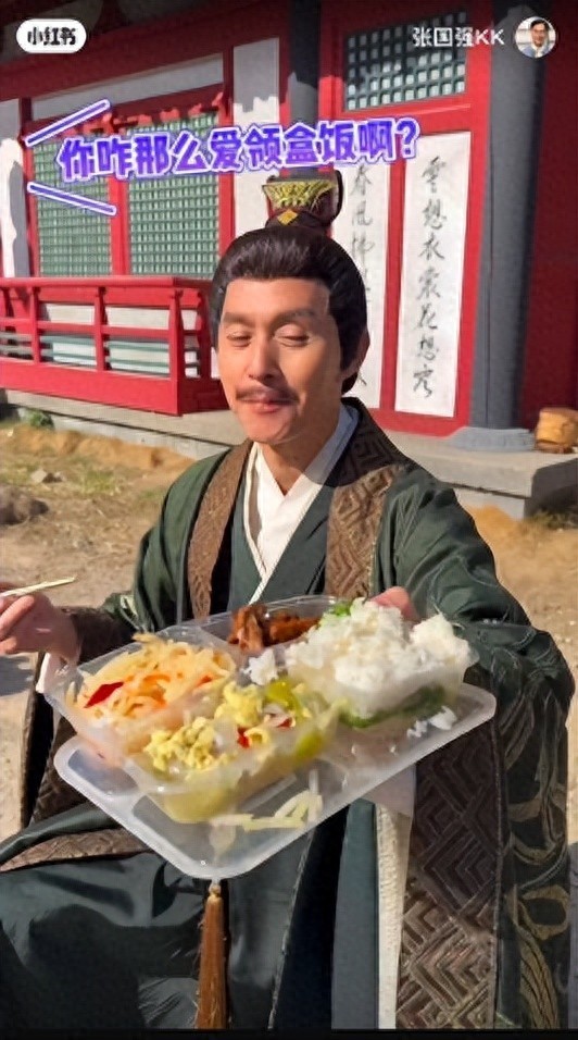TVB男星离巢内地谋生,拍戏蹲路边吃平价盒饭,一句话让网民心酸