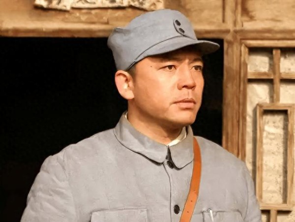 62岁何政军现状：老态尽显，不拍戏时爱做饭，女儿长相甜美