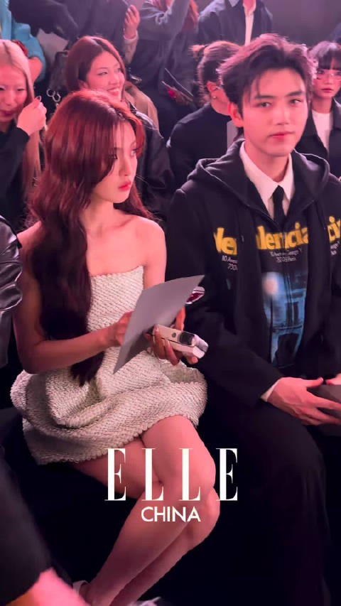 杨超越陈飞宇同框巴黎世家冬季26系列发布秀