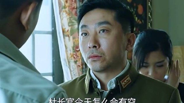 国军营长想要欺负女服务员，不料团长看到后霸气出手营救！