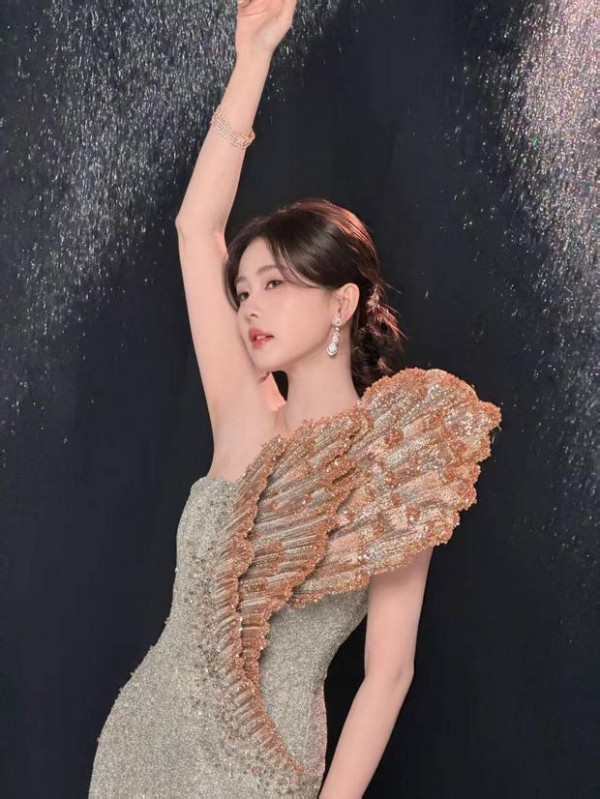 白鹿银金贝壳闪裙造型释出 肌肤莹润手持海螺氛围感拉满