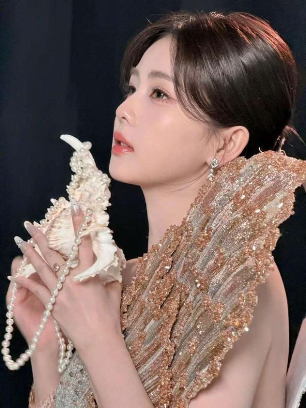 白鹿手持海螺，侧颜精致。