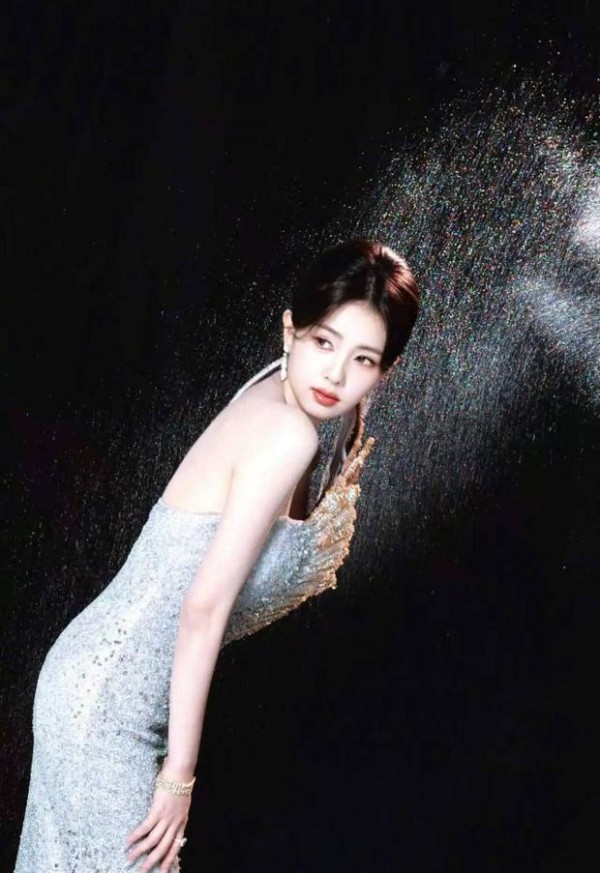 白鹿回眸，银金闪裙衬得肌肤莹润。