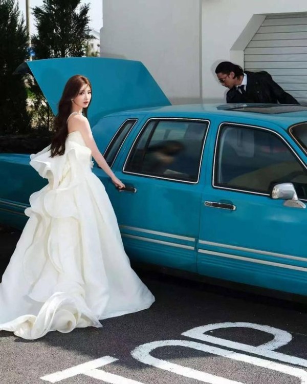 毛晓彤靠复古蓝车，吸睛十足。