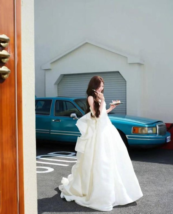 毛晓彤品尝蛋糕，灵动十足。