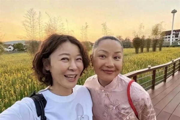 瞿颖梳着大背头，我咋觉得她比柯蓝还显年轻年轻啊！