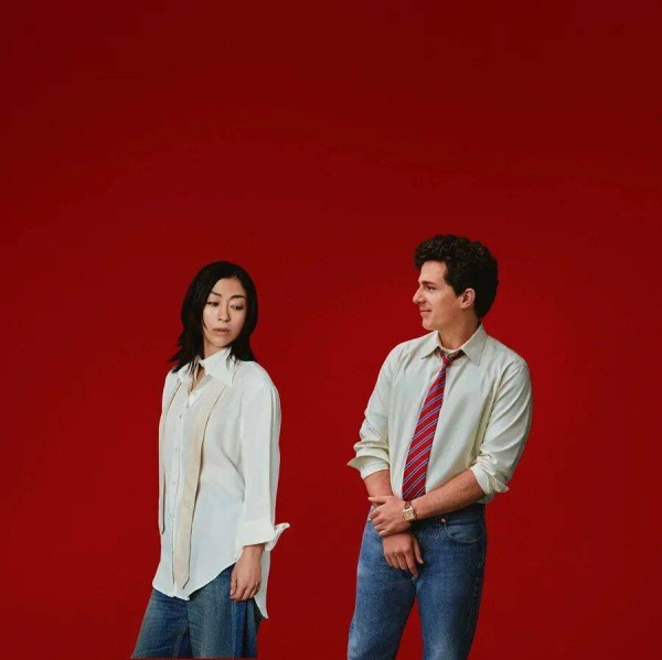 查理·普斯 x 宇多田光合作，有点像民政局拍结婚照