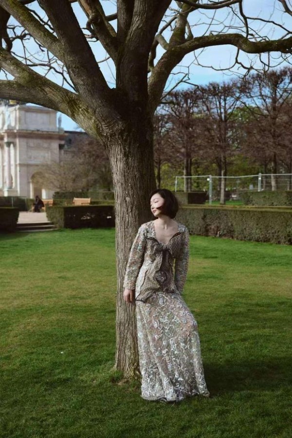 周冬雨亮片刺绣长裙造型温柔又灵动