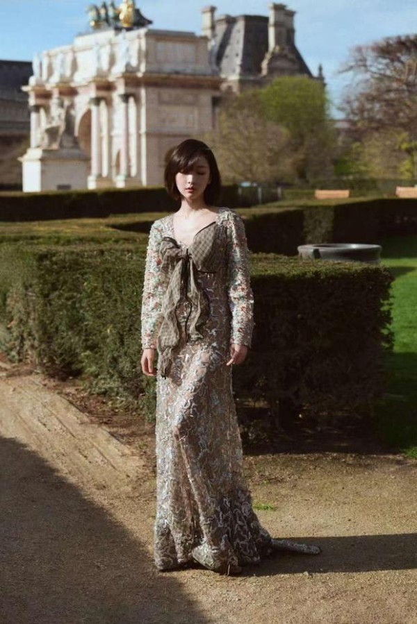 周冬雨裙摆拖地优雅从容。