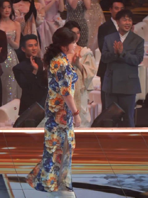 刘晓庆获短剧大奖，颁奖现场全体起立鼓掌