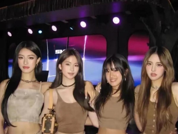 贾静雯的女儿梧桐妹完美继承了她的美貌，甚至比她还耀眼迷人