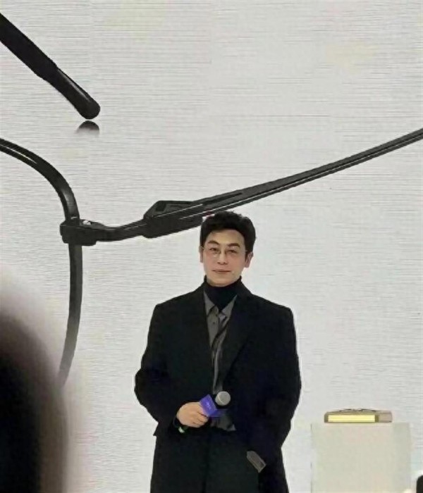 朱亚文现身活动，42岁颜值下降严重被吐槽像王宝强，皮肤松弛太多