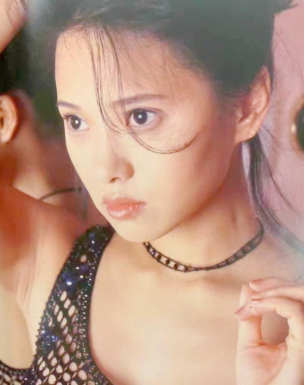 绝了！57岁伊能静曝黑丝镂空写真，这身材比例确定不是27岁？