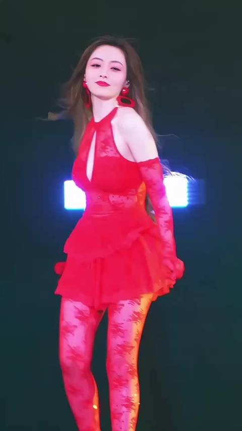 张靓颖这一身装扮，谁顶得住啊