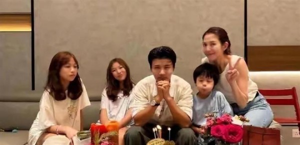 蔡少芬全家福照，两个女儿成了最大的亮点，已是亭亭玉立美丽动人