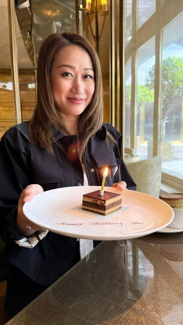 TVB绿叶转行卖保险年薪百万，与恋爱八年旧爱大方同框，嫁圈外人生活幸福