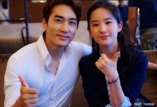 狗仔曝刘亦菲感情近况，与宋承宪分手后跟母亲在一起，应该是单身