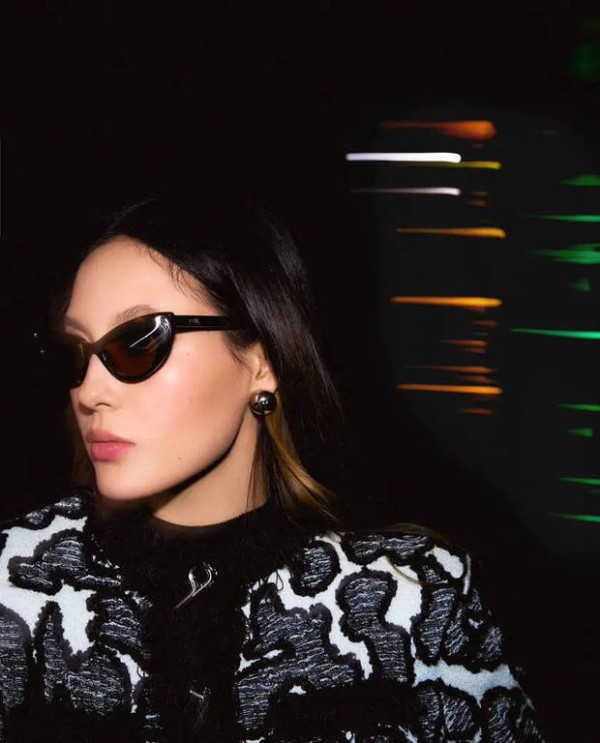 谷爱凌戴墨镜又美又飒。