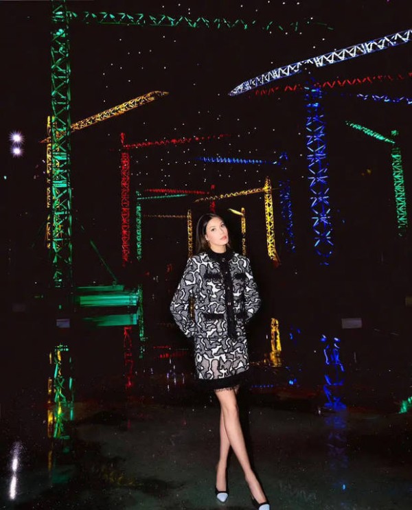 谷爱凌大方秀纤细美腿，身材好。