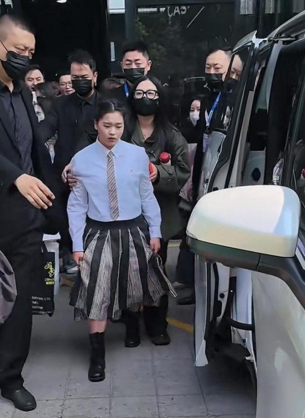 全红婵空降上海代言活动，人气不减粉丝众多，遗憾减重失败