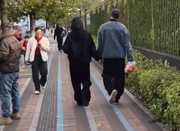 偶遇朱丹夫妇，周一围拎着早餐不忘和老婆牵手，杭州买两套大平层