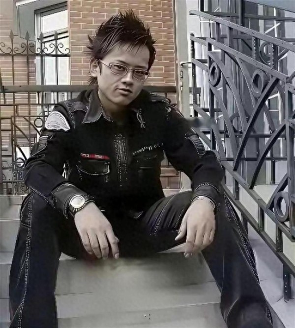 看到这张照片我都忍不住想笑，是不是顶流巨星成名之前都是非主流